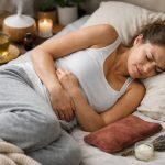 L’ostéopathie peut-elle aider en cas de règles douloureuses et de syndrome prémenstruel : pistes naturelles pour soulager le bassin